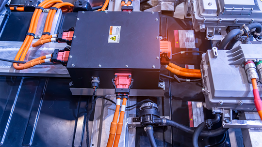 HV-PDU eines Elektrofahrzeugs mit mehreren Hochvolt-Abgängen.(Bild:  Shutterstock)