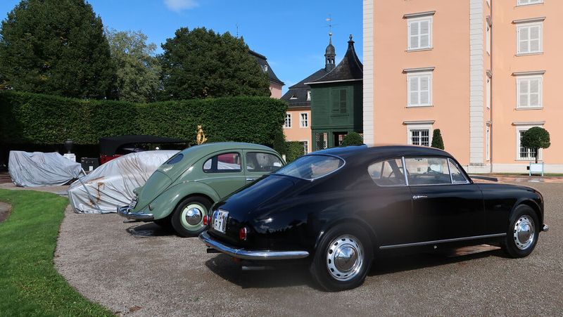 Anlässlich des 125-jährigen Bestehens des Allgemeinen Schnauferl-Clubs (ASC) parkten Mitgliederfahrzeuge direkt vor dem Schloss – ein Fahrzeug pro Jahrzehnt. (Bild: Peter Diehl)