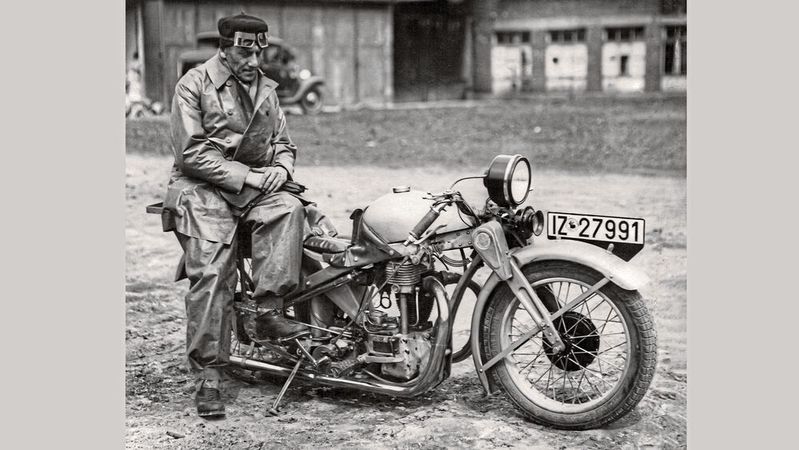 Ernst Neumann-Neander (um 1928) erfand nicht nur die Opel Motoclub. Er war zugleich auch Künstler, Designer, Kabarettist, Unternehmer, Rennfahrer und eben Ingenieur.(Bild:  Opel Automobile GmbH)