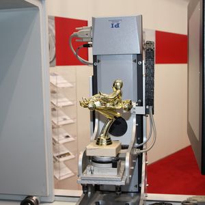 Auch komplexe Bauteile können in Echtzeit zerstörungsfrei in 2D und 3D geprüft und auf eventuelle Lunker, Risse und Strukturmängel hin durchleuchtet werden.