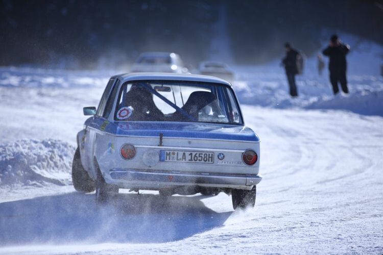 Kein Entweder-Oder: Der BMW 2002 ti war nicht nur ein überaus erfolgreicher Tourenrennwagen. Auch als Rallyegerät zeigte er sich Ende der sechziger/Anfang der siebziger Jahre ausgesprochen tauglich. (Foto: BMW)
