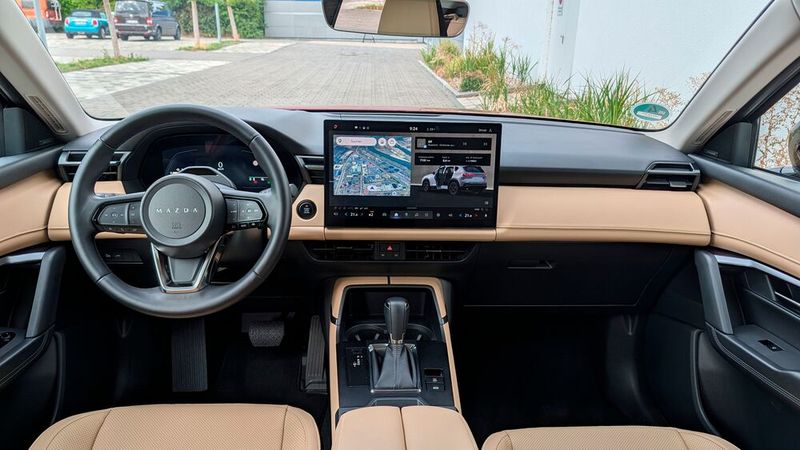 Bei der Cockpitgestaltung hat Mazda den größten Schritt gemacht – ob nach vorn, das ist Geschmackssache. Manche vermissen den gewohnten Controller zur Bedienung des Infotainments – andere sind froh, dass auch Mazda nun endlich einen großen Touchscreen verwendet. Bei den Materialien herrscht ein bunter Mix von hochwertigem (Kunst-)Leder bis zu Hartplastik. (Bild: Rosenow – VCG)