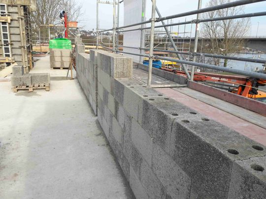 (Effizienter Bau der Klinik: KLB-Plan-Hohlblöcke ermöglichen in Verbindung mit dem hier eingesetzten WDVS-System besonders wirtschaftlich und energetisch hochwertige Außenwände. (Foto: Johanniter))