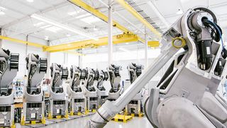 Lackierroboter für die Automobilindustrie müssen besonders robust sein. Vor allem ihre hohe Flexibilität stellt enorme Anforderungen an die Kabel und Leitungen. (Bild: Dürr)