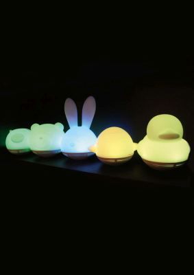 Bluetooth-Lautsprecherleuchte ZOOCORO:  Zoocoro ist eine Bluetooth-Lautsprecherleuchte, die sich über ein Smartphone steuern lässt. Die flächenbündige Kombination aus einem Leuchtkörper und einem Lautsprecher greift beliebte Tiermotive wie einen Bären, eine Ente, ein Schweinchen und einen Wal auf. Gefertigt aus weichem Vinyl, soll Zoocoro Benutzer jeden Alters ansprechen. Die Leuchte bietet eine intuitiv einfache Bedienung und eignet sich zur stimmungsvollen Beleuchtung von Kinder- und Schlafzimmern, Hersteller Shenzhen Baojia Battetry Tech, Shenzhen. (Bild: Red Dot / Shenzhen Baojia Battetry)