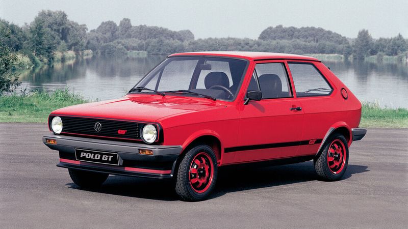 Optisch flott und fahrleistungstechnisch gar nicht so schwach, trotz nur 60 PS. Denn die trafen beim Polo GT auf nur knapp über 700 kg Gewicht. Allein der Akku eines modernen E-Autos wiegt zum Teiil mehr. Zusammen mit einem damals überlicherweise kurz übersetzten 4-Gang-Getriebe machte solch ein „Floh“ durchaus Laune. (Bild: Volkswagen)