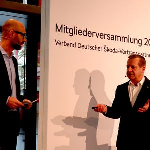 Die wirtschaftliche Lage beleuchteten auf der Jahreshauptversammlung des Skoda Partnerverbands Moderator und MDR-Journalist Lars Sänger (li.) und Thomas Peckruhn, Präsident des Verbands.(Bild:  Grimm / »kfz-betrieb«)