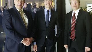 Arbeiten künftig eng zusammen (v.l.): Newtron-CSO Christian Neitzel, Peter Müllmenn, geschäftsführender Gesellschafter von ABL, und Oliver Oehmke, Senior Account Manger bei Newtron. (Bild: Newtron)