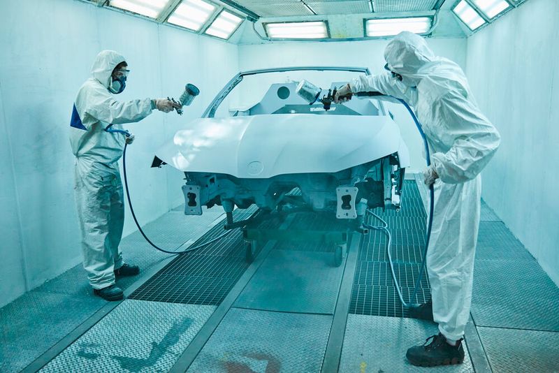 Das gilt auch für die Lackierung des Autos in „White Cristal Blue“. (Bild: Skoda)