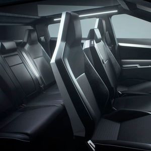 Im Cockpit wird der „Cybertruck“-Prototyp – ähnlich wie das Model 3 – wohl nur einen berührungsempfindlichen Bildschirm in der Mitte haben. (Bild:  Tesla)