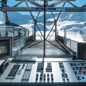 Die Visualisierung in allen Stationen sowie der Einsatz der fehlersicheren Steuerung Failsafe Simatic S7 sorgen dafür, dass die Pendelbahn stets störungsfrei läuft und erhöhen zudem die Verfügbarkeit der Anlage.