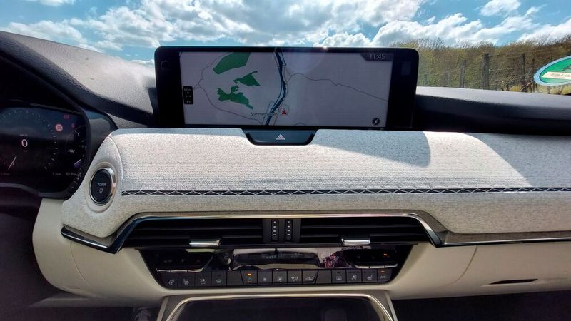 9. Das Infotainment: Das 12,3 Zoll große Display ist groß genug dimensioniert. Mazda hat sich anders als üblich gegen ein Touchscreen-Display und für die Bedienung über einen Dreh-Drück-Steller in der Mittelkonsole entschieden. Es gibt auch einen Sprachassistenten. Der meisterte seine Aufgabe bei den Testfahrten allerdings nicht immer. Nachbessern könnte Mazda auch bei der Grammatik. (Bild: Mauritz – VCG)