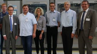 Mitarbeiter von R+E Automation Technology mit Optima-Geschäftsführer Hans Bühler (zweiter von rechts) (Optima)