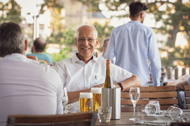 Anwenderkongress Steckverbinder 2023: Die Abendveranstaltung am Dienstag auf dem Nikolaushof mit Blick über Würzburg. (Bild: Stefan Bausewein)