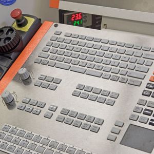 Um Maschinen präzise betreiben zu können, benötigt man auch eine entsprechend auf die Maschine abgestimmte Steuerung.