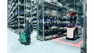 Die manuell geführten Stapler und Deichselgeräte von Mitsubishi und die automatisierten fahrerlosen Transportsystemen aus dem Hause Rocla harmonieren in der Zusammenarbeit. (Bild: Mitsubishi)