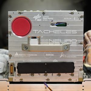 Der Tacheles-Kleinsatellit der Firma Neurospace aus Berlin fliegt an Bord des Orion-Raumschiffs bei der Artemis-II-Mission mit zum Mond und wird unterwegs freigesetzt und in eine Umlaufbahn gebracht. Tacheles soll voraussichtlich zwei Jahre lang im Orbit bleiben und Daten zur Erde übertragen. Diese dienen dem Start-up zur Weiterentwicklung ihres Rover-Systems. (Bild:  Neurospace)