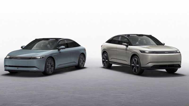 Sony Honda Mobility (SHM) zeigt auf der CES 2026 den Afeela 1 (l.) als Vorserienmodell und davon abgeleitet einen neuen SUV-Ableger (r.).(Bild:  SHM)