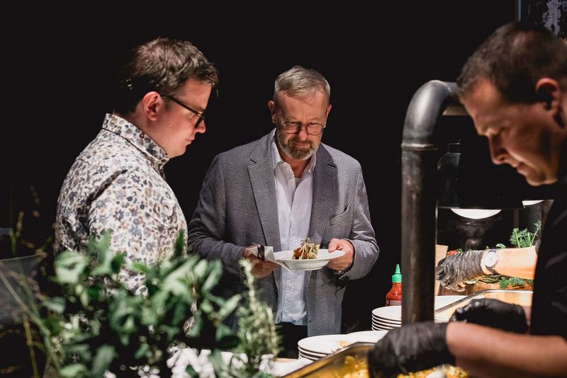 Im Rahmen des Networking-Dinners zum EMS-Tag 2024 wurde das Netzwerk erweitert, fein diniert und Champagner probiert. (Bild: Stefan Bausewein)