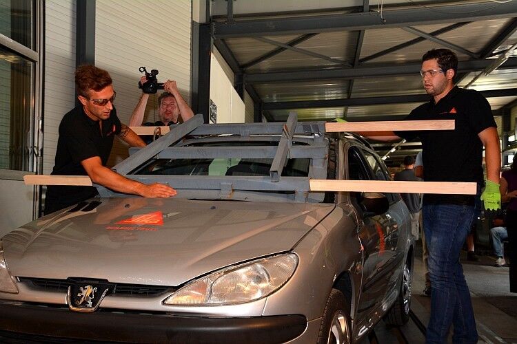 Für den zweiten Test wurde eine Haltevorrichtung auf der Windschutzscheibe des Peugeot angebracht. (Sika)
