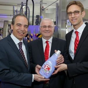 Bei der Eröffnung der neuen Produktionslinie am 29. Mai in Wien (v.l.): Günter Thumser, Präsident Henkel Central Eastern Europe (CEE), Alfred Smyrek, Werksleiter Wien, und Mattias Thraen, Production Steering CEE.