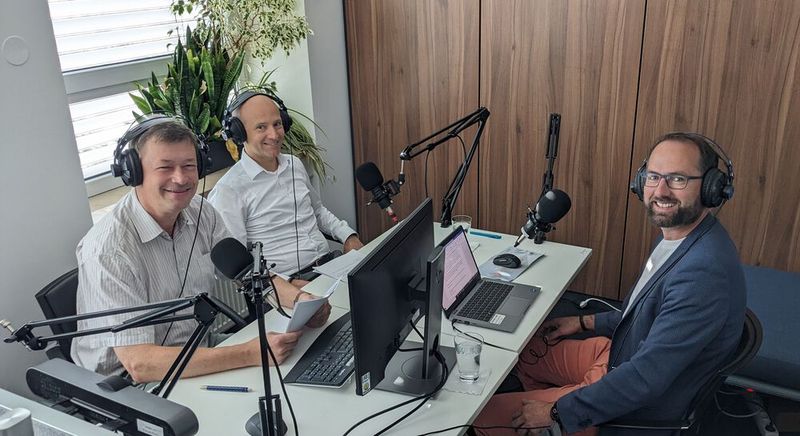 von links: PROCESS-Chefredakteur Dr. Jörg Kempf mit seinen beiden Gästen von Krohne Messtechnik: Christoph Spiegel (Vice President Strategic Product Management Electronics Division) und Michael Rumpf (Global Industry Division Manager Water & Wastewater)(Bild:  Ernhofer / PROCESS)