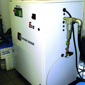 Bild 1: Ein öleinspritzgekühlter Schraubenkompressor kleinerer Bauart versorgt bei einem Produzenten von mineralischen Rohstoffen das Zentrallabor mit Druckluft.