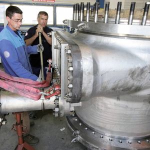 Eine große Tieftemperaturklappe wird fachgerecht montiert.