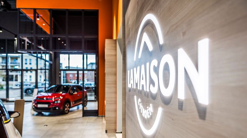 Wer sein Traumauto nicht live vor Ort findet, kann es selbstständig an einem 3D-Konfigurator zusammenstellen. (Bild: Olaf Malzahn/Klaus+Co)