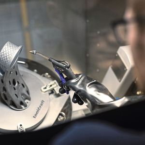 Bei Bedarf kann über Eingriffe mit Sicherheitshandschuhen auch manuell im Bauraum entpulvert werden.