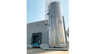 Nun gibt es die Möglichkeit, lose Produkte wie Kunststoffgranulate, in einem Vorratssilo zwischenzulagern, um sie zu einem späteren Zeitpunkt weiterzuverarbeiten. (Bild: Greiwing logistics for you GmbH)