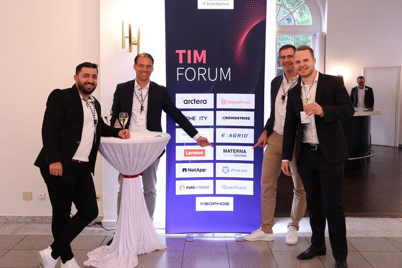 ( V. l. ) Petros Dolaschjan, Daniel Zimmermann und Kai Tilger (alle Materna Virtual Solution) mit Paul Raffel (TIM) (Bild: TIM)