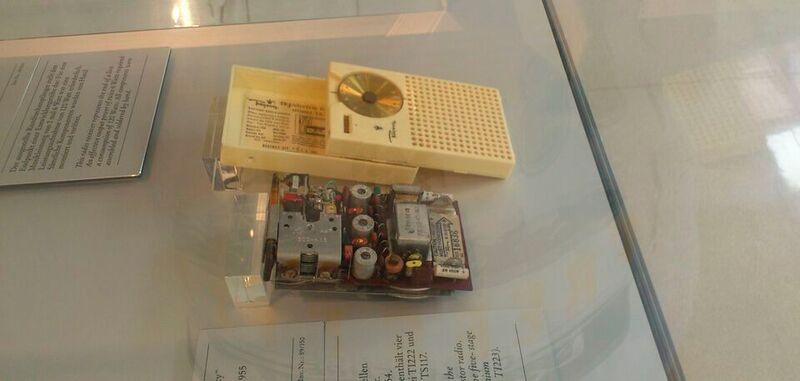 Regency TR-1, das erste kommerzielle Transistorradio. Platine aus dem Gehäuse entfernt (Exponat des Deutschen Museums in München). Mit dem tragbaren Radio machte Texas Instruments 1954 den Transistor kommerziell massentauglich.