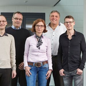 Privatsphäre und Sicherheit: Das neue Technologiekonzept soll es ermöglichen, auch im Alter sicher in den eigenen vier Wänden zu leben. Entwickelt wurde das System von Cornelius Moucha, Rolf van Lengen, Anne Gebert, Bernd Klein, Mario Schmitt (v.l.n.r.).