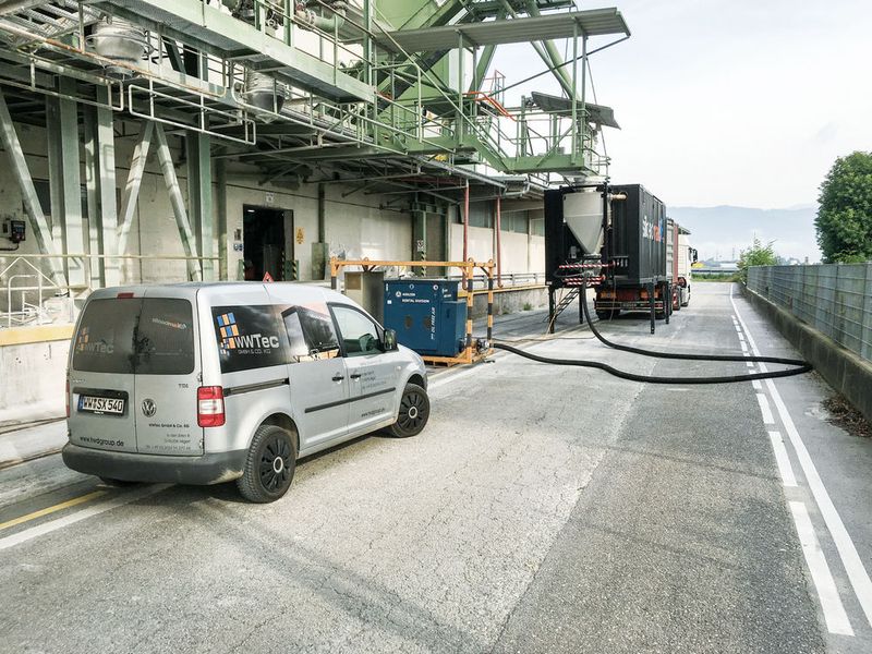 Die Container lassen sich direkt aus der Siloanlage heraus beladen. (Aerzen)