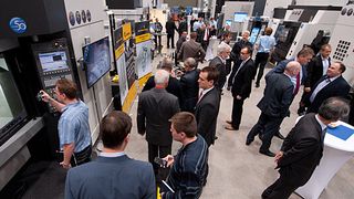 250 Besucher aus elf Ländern hatten sich bei Okuma in Krefeld zur EMO-Nachlese eingefunden. (Bild: Okuma/Hennecke)