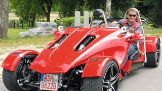 Unterwegs mit dem Prototyp des E-Cruisers von Boom Trikes: »bike und business«-Chef- redakteur Stephan Maderner ziemlich elektrisiert. (Wolfgang Merkle)