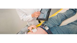 Dr. Rizky Widyaningsih aus dem Team der Allgemein-, Viszeral- und Transplantationschirurgie der Universitätsmedizin Mainz demonstriert, wie sich in Zukunft mittels Tablet auch Mikroimplantate steuern lassen sollen, die die Beweglichkeit des Darms im richtigen Takt halten. (Markus Schmidt/Universitätsmedizin Mainz)