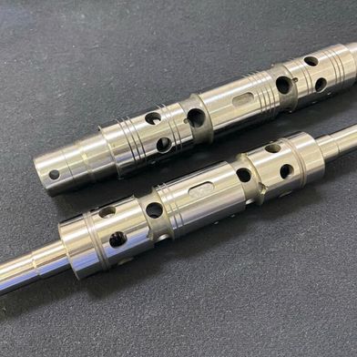 Beispiel für ein geschliffenes Werkstück: Werkzeughalter (Abmaße: Ø 60 x 120 mm; Material: Werkzeugstahl 55-60 HRC; Rundlauf: 0,001mm; Rauheit: Ra 0.4; Aufmaß: 0,2 mm). (Bild: Okamoto)