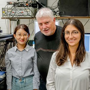 Lejing Li, Wolfgang Schuhmann und Carla Santana Santos vom Bochumer Zentrum für Elektrochemie (von links)  (Bild:  RUB, Marquard)