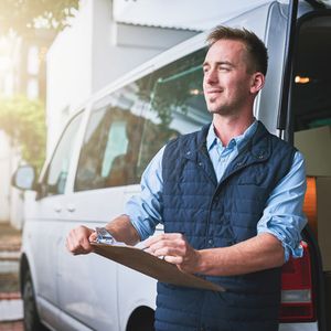 Die intelligenten Tracking-Lösungen erfassen Fahrzeugzustand, Batteriespannung und Motordaten und leiten diese zur Auswertung an eine Cloudplattform weiter.(Bild:  Telekom Pictureworld)