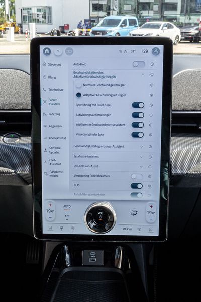 Das System wird über einen Schalter aktiviert. (Bild: Autoren-Union Mobilität/Ford)
