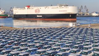 BYDs erster eigener Frachter, die „BYD Explorer No. 1“, hat im Hafen von Yantai Elektroautos für den Export geladen. (Bild: picture alliance / CFOTO)
