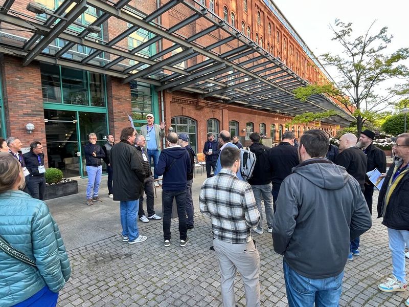 Bei einem Walk&Talk-Format ging es am Abend quer durch Berlin. Eine super Gelegenheit, sich bei Bewegung auszutauschen (Bild: Vogel IT-Medien)