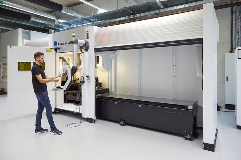 Der Zugang zum Arbeitsraum der TruLaser Cell 3000 ist offen und erleichtert die tägliche Arbeit. (Fraunhofer ILT/Ralf Baumgarten)