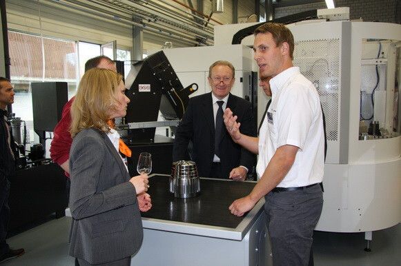 Im Zentrum auf dem Tisch ein hartbearbeitetes Werkstück, das mit den Fräszentren von GF Agie Charmilles hartzerspant wurde, noch dazu mit höchsten Oberflächengüten. (Bilder: Böhm)