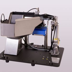 Stufenförderer ZEL von Weber Schraubautomaten mit Ultraschallsensor UST Q12 von Di-Soric (oben links).(Bild:  Weber Schraubautomaten)