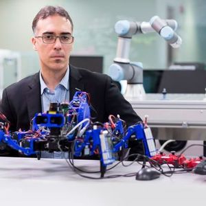 Die von Dalloros Team entwickelten Algorithmen ermöglichen eine Aufgabenplanung mit mehreren Robotern, sodass zwei oder mehr kooperierende Geräte die additive Fertigung oder Oberflächenbearbeitung eines Objekts oder Bereichs übernehmen können.