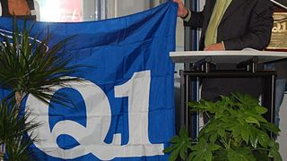 Julia Füchsel, Lufapak, und Jochen Wernicke von Ford of Europe bei der Übergabe des Q1 Award in Neuwied. Bild: Lufapak (Archiv: Vogel Business Media)