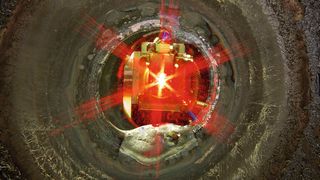 Bild 1: Probe einer Laserschutzwand aus drei Stahlplatten in den Dicken 1,5 mm, 1,5 mm und 3 mm im Abstand von jeweils 100 mm. (Bild: iwb)